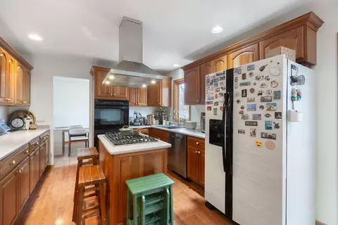 Kitchen - 5 Echo Hill Rd, Oakwood Hills, IL 60013 photo 2 of 2