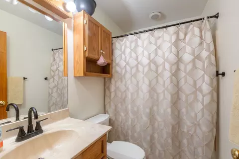 Bath - 5 Echo Hill Rd, Oakwood Hills, IL 60013 photo 2 of 2