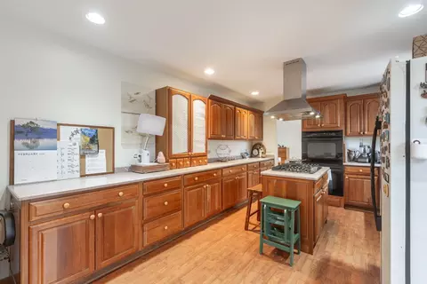 Kitchen - 5 Echo Hill Rd, Oakwood Hills, IL 60013 photo 1 of 2