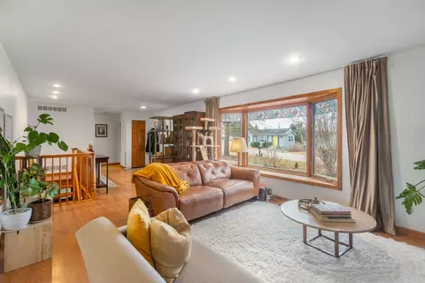Living - 5 Echo Hill Rd, Oakwood Hills, IL 60013 photo 2 of 4