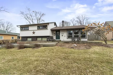 739 Meadow Ln, Barrington, IL 60010