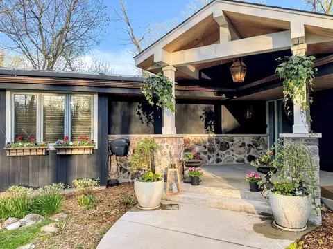 2655 Crestwood Ln, Riverwoods, IL 60015