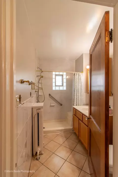 Bath - 269 Shenstone Rd, Riverside, IL 60546 photo 1 of 1