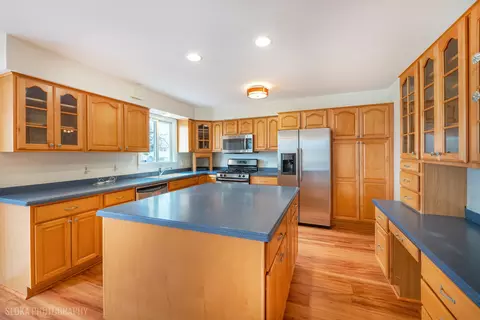 Kitchen - 508 Crest Dr, Cary, IL 60013 photo 3 of 4