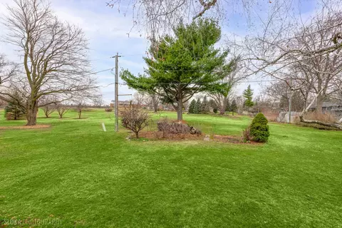 Exterior - 508 Crest Dr, Cary, IL 60013 photo 4 of 7