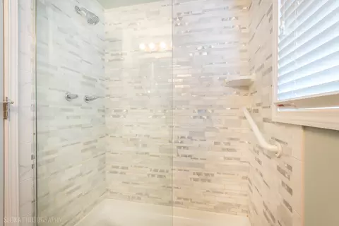 Bath - 508 Crest Dr, Cary, IL 60013 photo 3 of 4