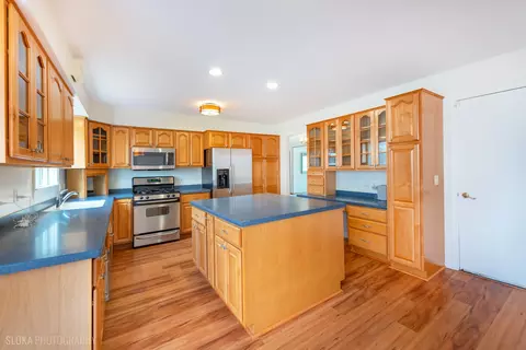 Kitchen - 508 Crest Dr, Cary, IL 60013 photo 2 of 4