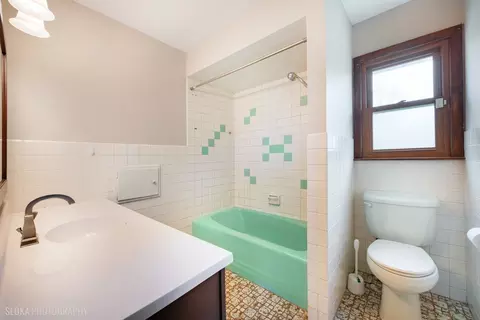 Bath - 508 Crest Dr, Cary, IL 60013 photo 1 of 4