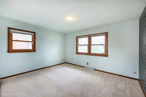 Bedroom - 508 Crest Dr, Cary, IL 60013 photo 1 of 9