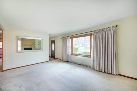 Living - 508 Crest Dr, Cary, IL 60013 photo 3 of 4