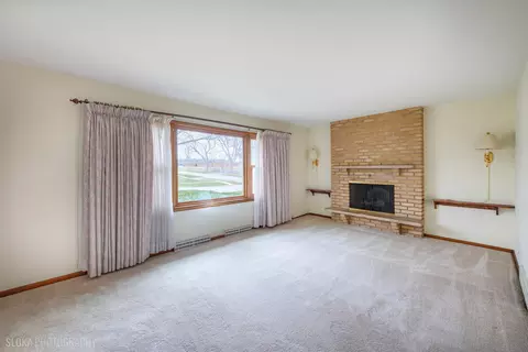 Living - 508 Crest Dr, Cary, IL 60013 photo 2 of 4