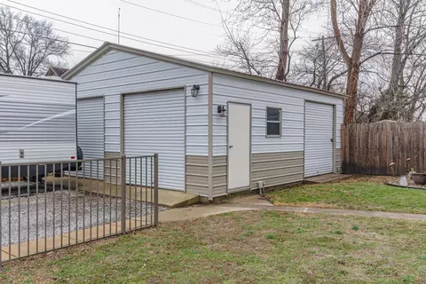 Exterior - 433 E Main St, Salem, IL 62881 photo 1 of 6