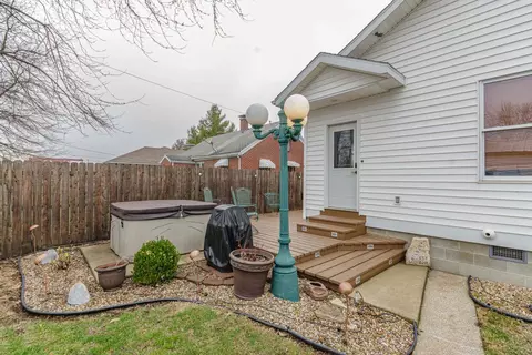 Exterior - 433 E Main St, Salem, IL 62881 photo 3 of 6