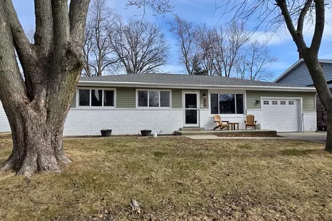 122 S Evergreen Ln, Bloomington, IL 61701