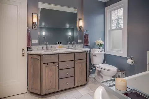 Bath - 728 Howard St, Wheaton, IL 60187 photo 3 of 6