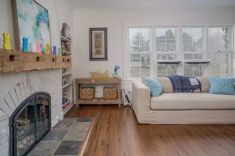 Living - 728 Howard St, Wheaton, IL 60187 photo 4 of 5