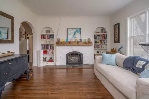 Living - 728 Howard St, Wheaton, IL 60187 photo 2 of 5