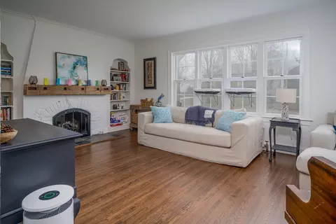 Living - 728 Howard St, Wheaton, IL 60187 photo 3 of 5