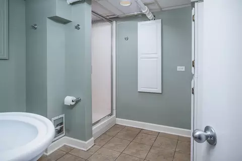 Bath - 728 Howard St, Wheaton, IL 60187 photo 6 of 6