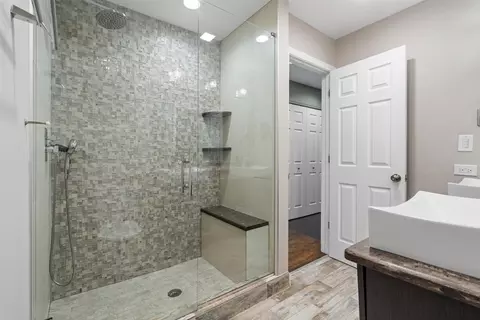 Bath - 5450 Astor Ln #415, Rolling Meadows, IL 60008 photo 2 of 5