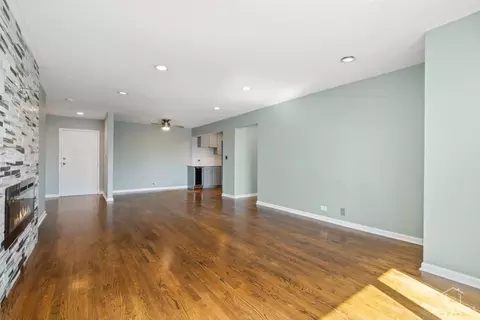 Living - 5450 Astor Ln #415, Rolling Meadows, IL 60008 photo 6 of 11