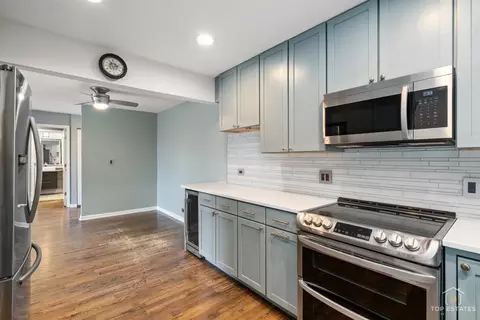 Kitchen - 5450 Astor Ln #415, Rolling Meadows, IL 60008 photo 5 of 5