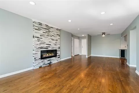Living - 5450 Astor Ln #415, Rolling Meadows, IL 60008 photo 5 of 11