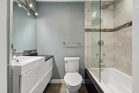 Bath - 5450 Astor Ln #415, Rolling Meadows, IL 60008 photo 3 of 5