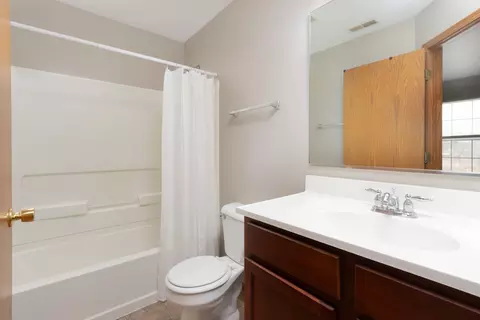 Bath - 2722 Evergreen Cir, Mchenry, IL 60050 photo 1 of 2