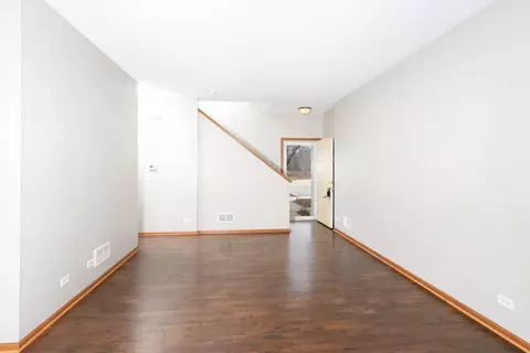 Living - 2722 Evergreen Cir, Mchenry, IL 60050 photo 2 of 3