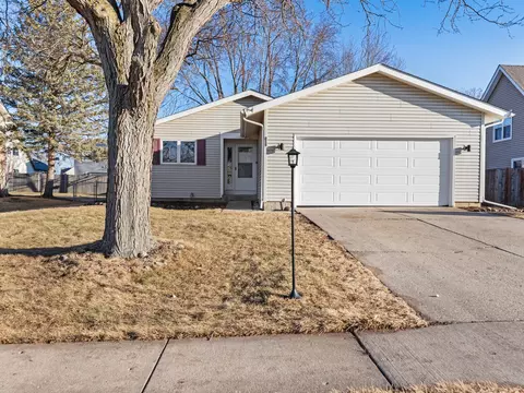 215 Apple Hill Ln, Streamwood, IL 60107