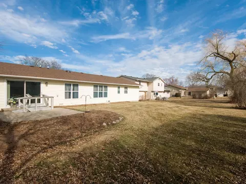 Exterior - 825 Concord Ln, Hoffman Estates, IL 60192 photo 7 of 9