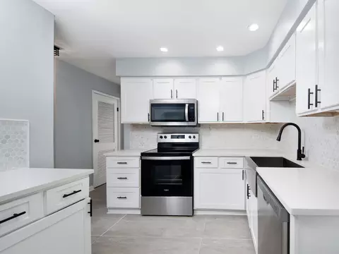 Kitchen - 825 Concord Ln, Hoffman Estates, IL 60192 photo 3 of 4