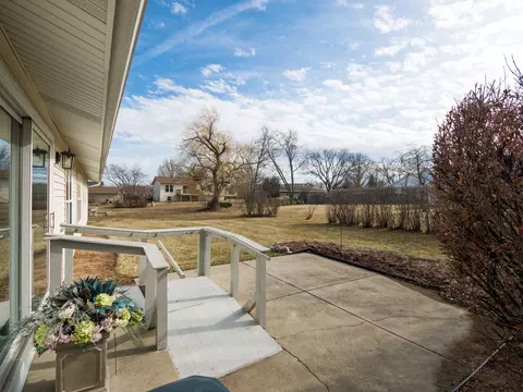 Exterior - 825 Concord Ln, Hoffman Estates, IL 60192 photo 4 of 9