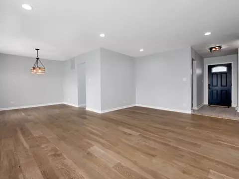 Living - 825 Concord Ln, Hoffman Estates, IL 60192 photo 2 of 7