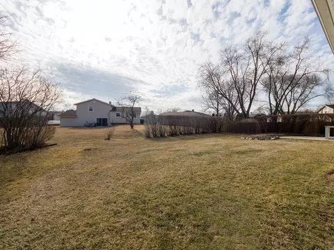 Exterior - 825 Concord Ln, Hoffman Estates, IL 60192 photo 9 of 9