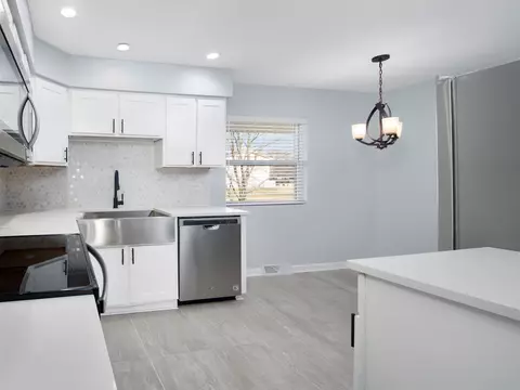 Kitchen - 825 Concord Ln, Hoffman Estates, IL 60192 photo 1 of 4