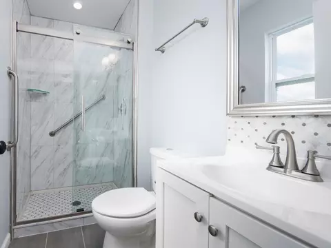 Bath - 825 Concord Ln, Hoffman Estates, IL 60192 photo 1 of 2