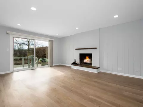 Living - 825 Concord Ln, Hoffman Estates, IL 60192 photo 4 of 7