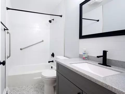 Bath - 825 Concord Ln, Hoffman Estates, IL 60192 photo 2 of 2