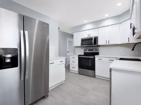 Kitchen - 825 Concord Ln, Hoffman Estates, IL 60192 photo 2 of 4