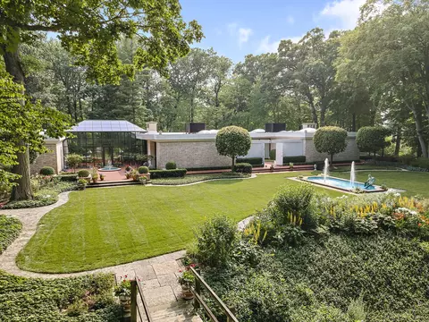 240 Shore Acres Cir, Lake Bluff, IL 60044