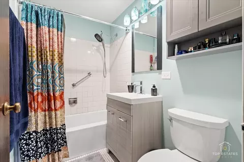 Bath - 1550 Sandpebble Dr #209, Wheeling, IL 60090 photo 2 of 2
