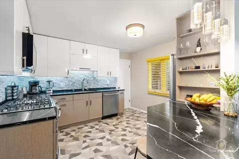 Kitchen - 1550 Sandpebble Dr #209, Wheeling, IL 60090 photo 1 of 3