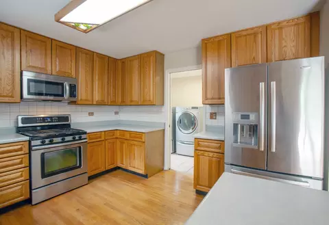 Kitchen - 2705 Colonial Dr, Elgin, IL 60124 photo 3 of 4