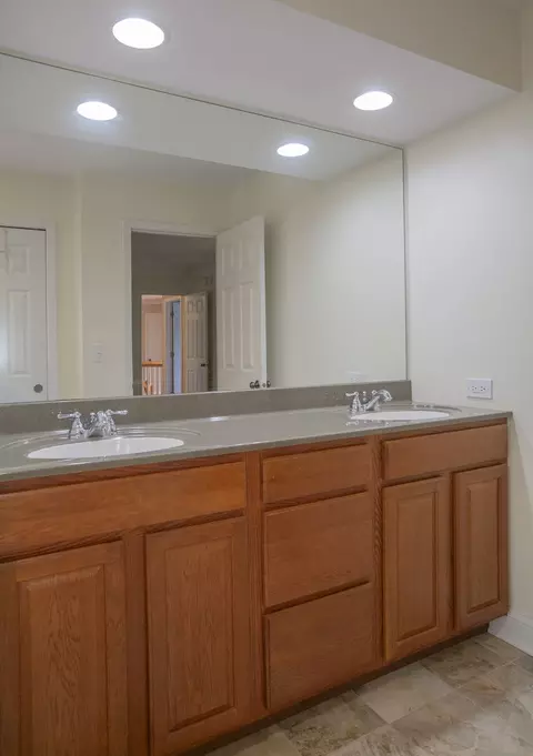 Bath - 2705 Colonial Dr, Elgin, IL 60124 photo 4 of 5