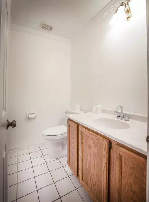 Bath - 2705 Colonial Dr, Elgin, IL 60124 photo 1 of 5