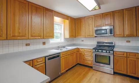 Kitchen - 2705 Colonial Dr, Elgin, IL 60124 photo 2 of 4