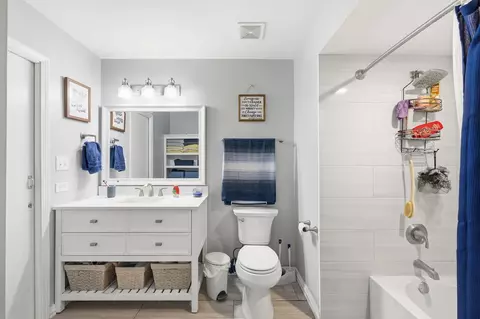 Bath - 1424 Root St, Crest Hill, IL 60403 photo 1 of 1