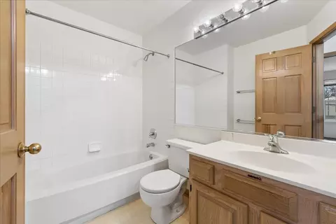 Bath - 4620 Olmstead Dr, Hoffman Estates, IL 60192 photo 3 of 3